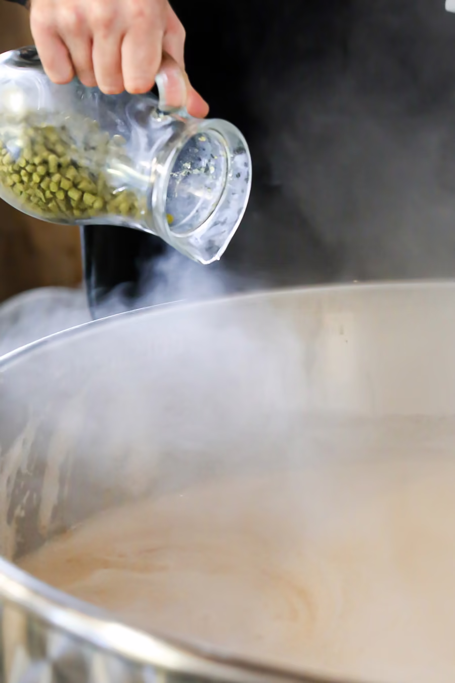 Pellets de houblon versés dans le moût en ébullition à la Microbrasserie Léon.